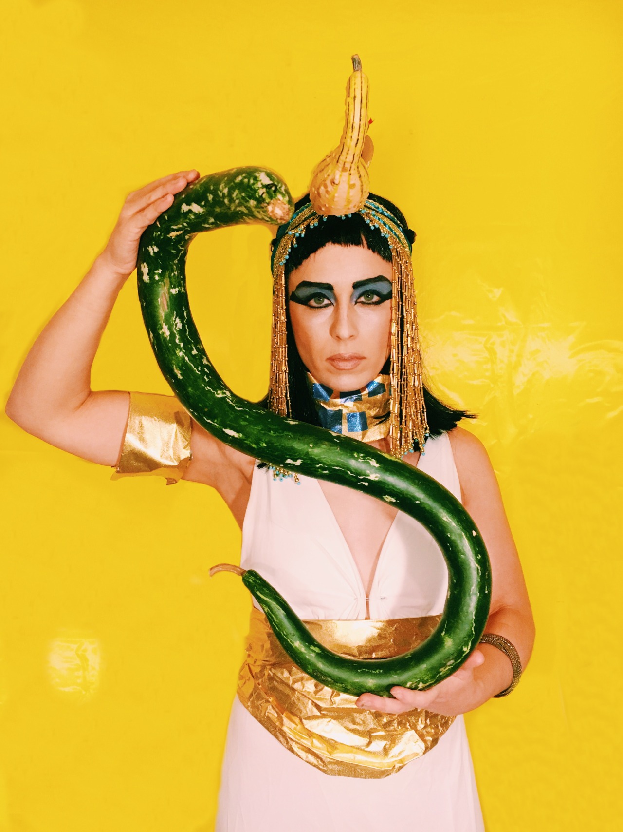 CLEOPATCHRA
A seasonal blend for feeling gourdgeous inside and out.
Ingredients:
Pumpkin, cinnamon, ginger, banana, baby spinach, honey, almond milk, Egyptian style beaded headpiece, wire hanger headpiece with gourd, black wig, white dress, metallic...